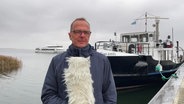 Stefan Kreibohm moderiert das Wetter vor einem Boot von der Insel Hiddensee. © Screenshot 