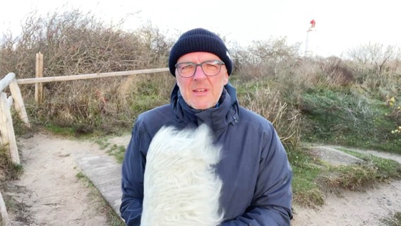 Stefan Kreibohm präsentiert das Wetter auf dem stürmischen Hiddensee. © Screenshot 