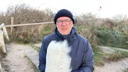 Stefan Kreibohm präsentiert das Wetter auf dem stürmischen Hiddensee. © Screenshot 