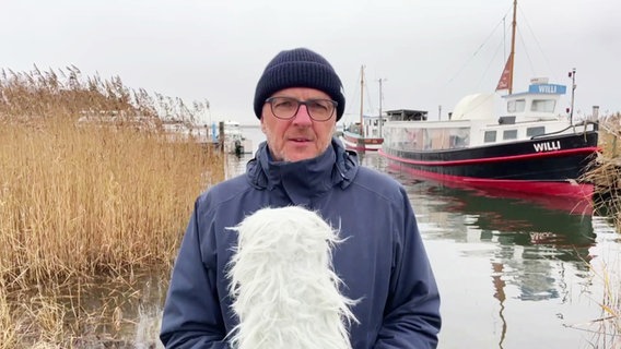 Stefan Kreibohm präsentiert das Wetter am Hafen auf der Insel Hiddensee. © Screenshot 