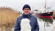 Stefan Kreibohm präsentiert das Wetter am Hafen auf der Insel Hiddensee. © Screenshot 