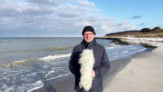 Stefan Kreibohm präsentiert das Wetter am Ostseestrand auf der Insel Hiddensee. © Screenshot 