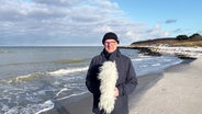 Stefan Kreibohm präsentiert das Wetter am Ostseestrand auf der Insel Hiddensee. © Screenshot 