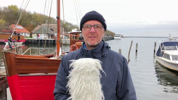 Stefan Kreibohm moderiert das Wetter am Hafen der Insel Hiddensee © NDR 