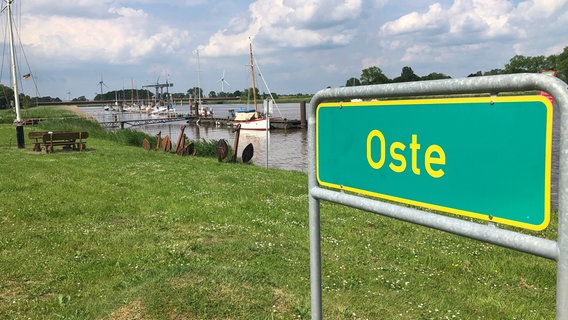 Flussidyll in Geversdorf: Der ehemalige Werftstandort ist Heimathafen für Freizeitkapitäne und einen Berufsfischer. © NDR/Ruth Hunfeld 