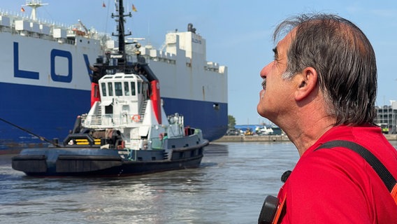 Anpacken an der Hafenkante: Ob Autofrachter oder Container-Schiff, die Festmacher in Bremerhaven helfen beim An- und Ablegen. Ein anstrengender und verantwortungsvoller Job mit Meerblick. © NDR 