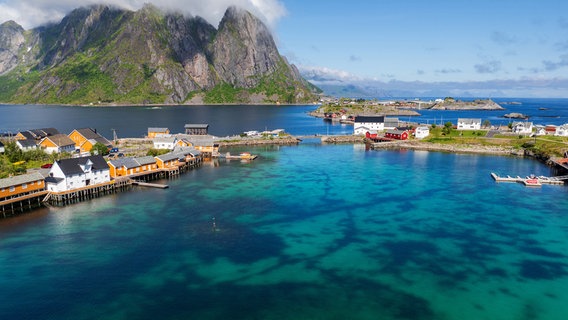 Sakrisøy im Westen der Inselgruppe ist mit seinen bunten Häusern ein beliebter Ausflugstipp auf den Lofoten. © NDR/Johannes Koch 