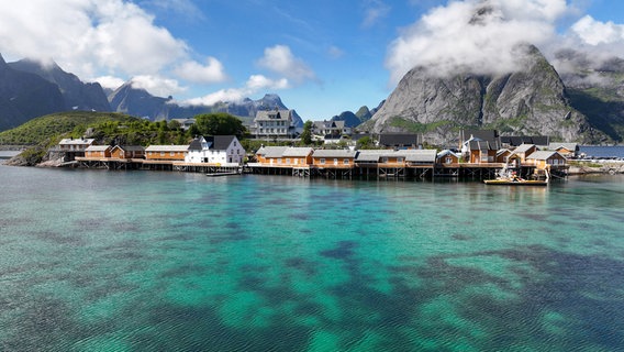 Sakrisøy im Westen der Inselgruppe ist mit seinen bunten Häusern ein beliebter Ausflugstipp auf den Lofoten. © NDR/Johannes Koch 