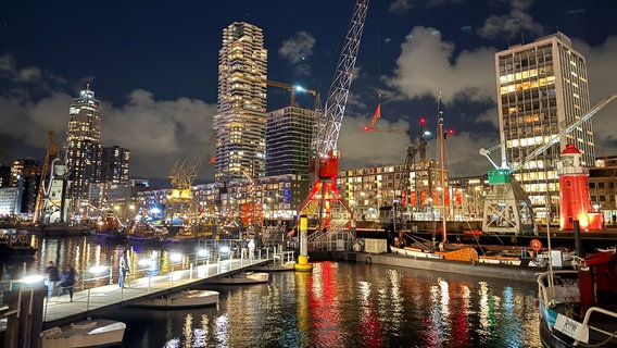 Rotterdam ist die wohl meist unterschätzteste Stadt an der Küste. Typisch niederländische Grachten und schmucke Giebelhäuser gibt es hier kaum, dafür pulsierendes Leben, moderne Architektur und innovative Zukunftsideen. © NDR 