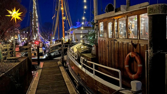 Weihnachtsstimmung im Museumshafen von Leer. Die Stadt ist bekannt für seine schönen Giebelhäusern, den kleinen Läden und Cafés und der typischen Ostfriesischen Gemütlichkeit. © NDR/Rike Castenow 