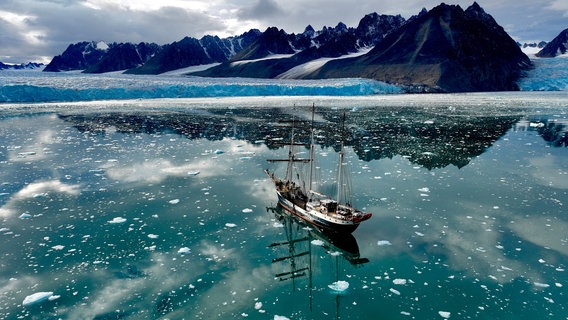 Die „Antigua“ im Nordpolarmeer. © NDR/Mirella Machner 