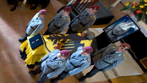 Bundeskanzlerin Merkel vor den Särgen der in Afghanistan getöteten Soldaten. © dpa-Bildfunk 