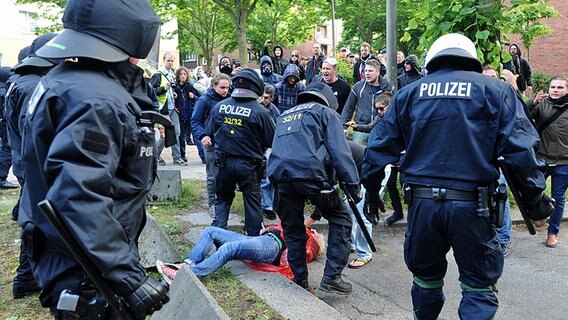 Polizeigewalt Hamburg "Naziaufmarsch blockieren"-Demo am 02.06.2012 © dpa / picture-alliance Foto: Christian Charisius