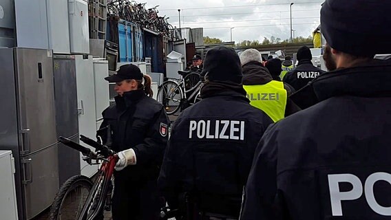 Großeinsatz bei der Hamburger Polizei: Hunderte Fahrräder sichergestellt. © NDR 