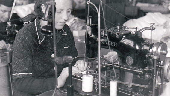 Näherin bei Felina an der Knopflochmaschine in den 1930er Jahren.  