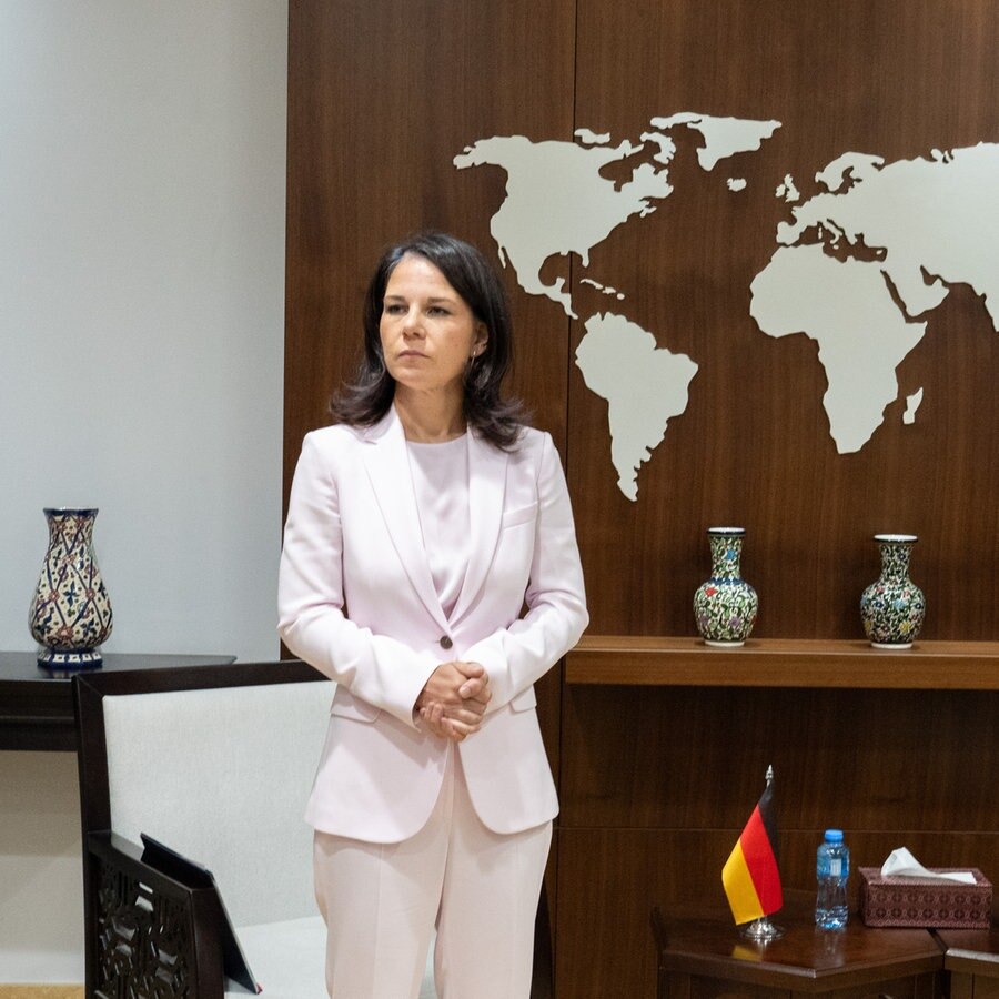 Annalena Baerbock wartet bei einem Besuch auf den palästinensischen Ministerpräsidenten (Archiv) © picture alliance/dpa Foto: Soeren Stache