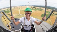 Friedrich Merz mit Schutzhelm und Klettergeschirr auf einem Windrad (Archiv) © picture alliance/dpa Foto: Friso Gentsch