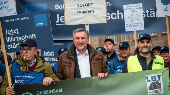 Günther Felßner bei einer Bauerndemo © picture alliance/dpa Foto: Daniel Vogl