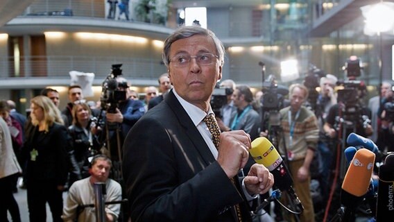 Wolfgang Bosbach (CDU) vor einer Sitzung des Innenausschusses des Deutschen Bundestages in Berlin. © dpa-Bildfunk Foto: Bernd Von Jutrczenka