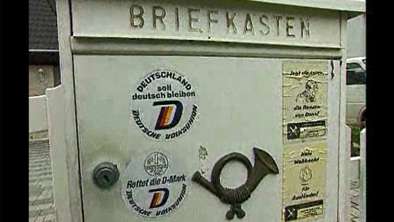 Briefkasten mit Aufklebern © NDR 