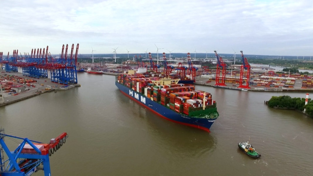 Containerschiff im Hamburger Hafen