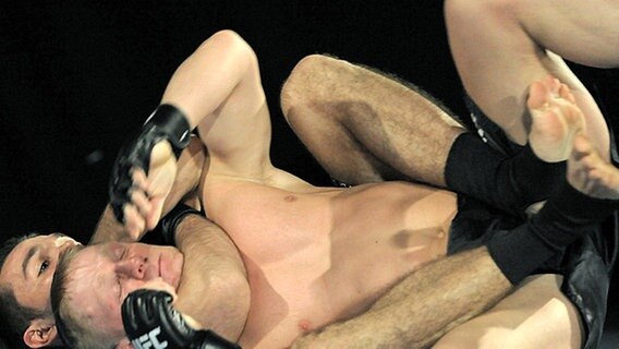 Die UFC-Ultimate Fighting Championship-Kämpfer Dennis Siver (vorne) und Peter Sobotta demonstrieren am 03.03.2009 in der Lanxess Arena in Köln verschiedene Kampftechniken. © dpa-Bildfunk Foto: Federico Gambarini