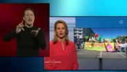 Eine Gebärdensprachdolmetscherin übersetzt die Sendung "Panorama" © NDR/WDR mediagroup 