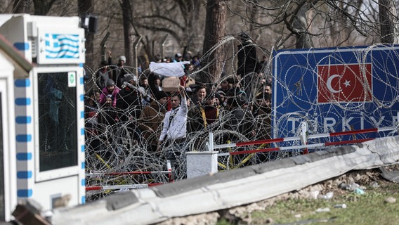 Ansammlung von Flüchtlingen und Einwanderern an der griechisch-türkischen Grenze bei Kastanies mit dem Versuch, Griechenland über die Grenzestelle zu erreichen. © picture alliance / ANE 