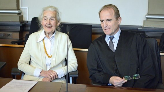 Die Rechtsextremistin Ursula Haverbeck mit ihrem Anwalt Wolfram Nahrath © NDR Foto: Julian Feldmann