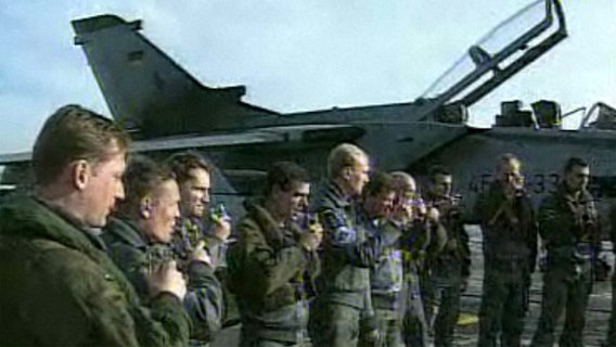 Angehörige der Luftwaffe stehen vor einem ECR Tornado © ARD/Panorama Foto: Screenshot