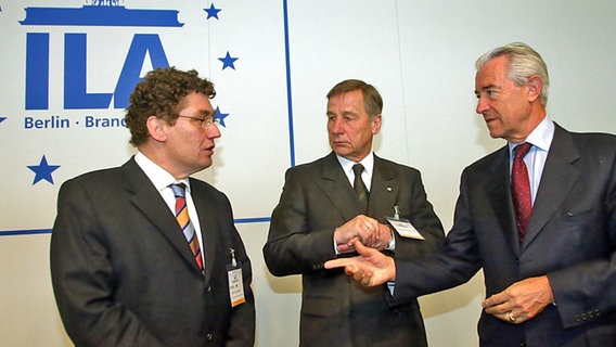 Wolfgang Clement 2004 auf der Internationalen Luft-und Raumfahrtausstellung (ILA) auf dem Flughafen Berlin-Schönefeld mit Ditmar Staffelt (li.) und dem französischen Verkehrsminister Gilles de Robien. © dpa / picture-alliance Foto: Wolfgang Kumm