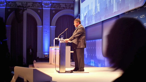 Bundeswirtschaftsminister Sigmar Gabriel (SPD) auf dem IT-Gipfel. © NDR/ARD 