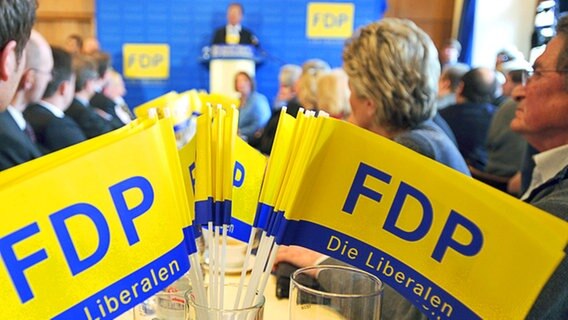 FDP-Fahnen auf einem Tisch ©  picture-alliance 