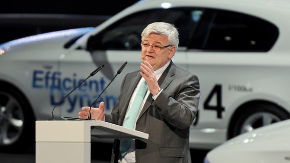 Joschka Fischer 2009 auf der Internationalen Automobil-Asstellung (IAA) in Frankfurt am Main am Stand von BMW. © dpa / picture-alliance Foto: Arne Dedert