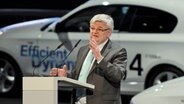 Joschka Fischer 2009 auf der Internationalen Automobil-Asstellung (IAA) in Frankfurt am Main am Stand von BMW. © dpa / picture-alliance Foto: Arne Dedert