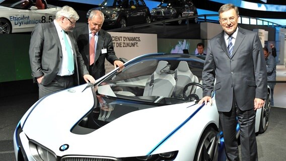 Der BMW-Vorstandsvorsitzende Norbert Reithofer (re.), steht 2009 am Stand von BMW auf der Internationalen Automobil-Ausstellung (IAA) in Frankfurt am Main neben Joschka Fischer (li.) sowie Klaus Töpfer. © dpa / picture-alliance Foto: Arne Dedert