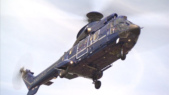 Innenminister de Maizière fliegt im Hubschrauber ein  