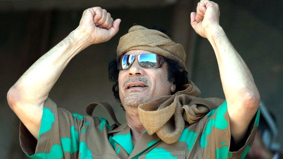 Libyens Staatschef Muammar Gaddafi reckt die Fäuste in die Höhe © dpa Foto: epa Sabri El Mhedwi