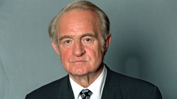 Der SPD-Politiker Johannes Rau, langjähriger Ministerpräsident von Nordrhein-Westfalen und Ex-Bundespräsident, aufgenommen im Juli 1998 in Mainz. © picture-alliance / dpa Foto: Erwin Elsner