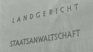 Schild mit der Aufschrift: Staatsanwaltschaft und Landgericht © Screenshot 