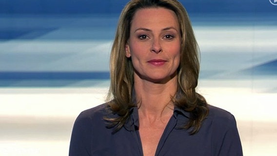 Anja Reschke moderiert Panorama am 4. April 2013.  