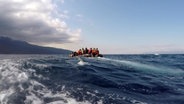 Freiwillige Seenotretter vor der griechischen Insel Lesbos. © NDR 