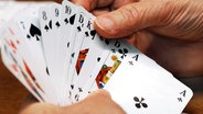 Spielkarten in den Händen einer Rentnerin © dpa - Report Foto: Jens Büttner