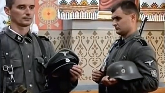 Teilnehmer einer Trauerfeier in der Ukraine in der Uniform der Division "Galizien" der Waffen-SS. © YouTube Screenshot 