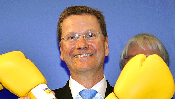 Guido Westerwelle mit Boxhandschuhen auf dem Dreikönigstreffen der Liberalen in Stuttgart 2008  