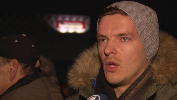 Ein Reporter von RTL wird von einem Panorama-Team bei der Pegida-Demonstration interviewt © Screenshot 