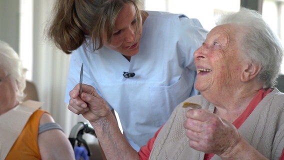 Daniela Ray (l.) mit Patientin © NDR Foto: Screenshot