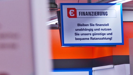 Ein Schild mit der Aufschrift Finanzierung © NDR 
