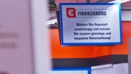 Ein Schild mit der Aufschrift Finanzierung © NDR 