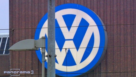 VW Schild hinter einer Laterne.  